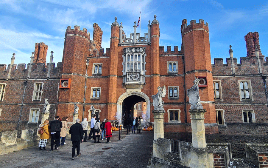 Hampton Court Palace - Near free parking